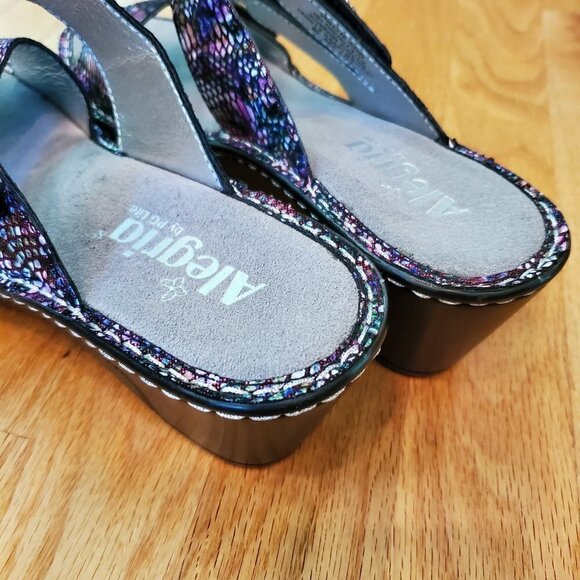 Like New Alegria Loti Funtastic Snake Purple Shimmer Sandals Wedge Leather 38/8 - Picture 6 of 7